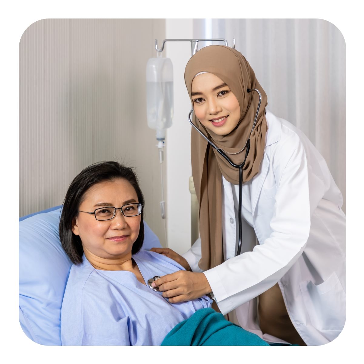 Perawat medis melakukan tindakan keperawatan di rumah